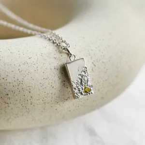 Detailní šikmý pohled na přívěsek LIZ s perforací a diamanty