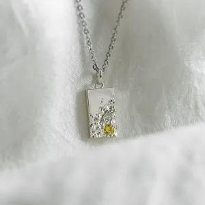 Detail přívěsku LIZ zobrazující perforovaný povrch a diamanty