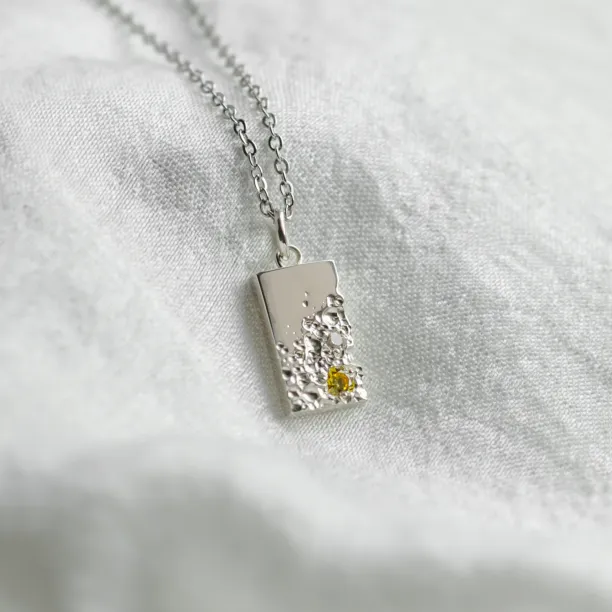 Detailní šikmý pohled na přívěsek LIZ s perforací a diamanty