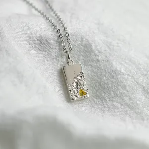 Detailní šikmý pohled na přívěsek LIZ s perforací a diamanty