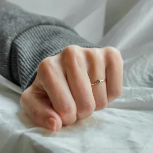 Minimalistický zásnubní prsten FLAIR se salt and pepper diamantem nošený na ruce