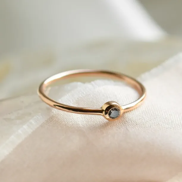 Detailní šikmý pohled na prsten FLAIR se salt and pepper diamantem v bezel osazení