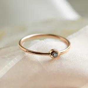 Detailní šikmý pohled na prsten FLAIR se salt and pepper diamantem v bezel osazení