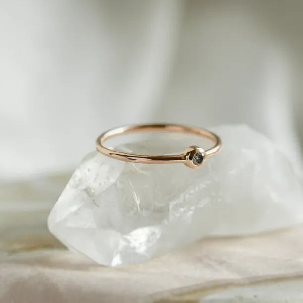Boční pohled na prsten FLAIR se salt and pepper diamantem v bezel osazení