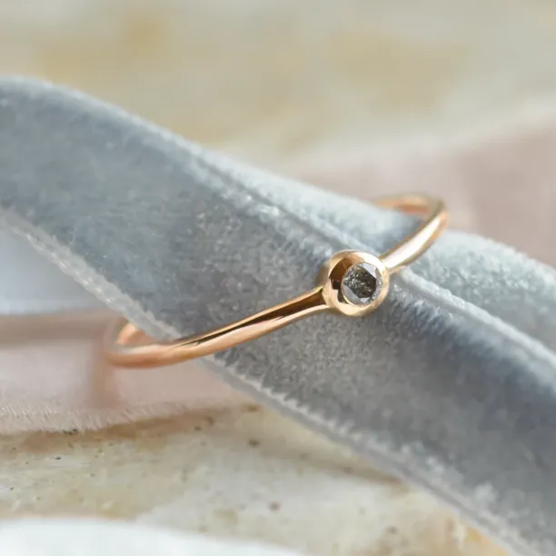 Detailní pohled na bezel osazení a salt and pepper diamant prstenu FLAIR