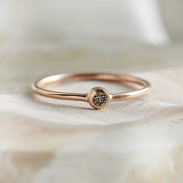 Minimalistický zásnubní prsten FLAIR se salt and pepper diamantem v bezel stylu