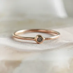 Minimalistický zásnubní prsten FLAIR se salt and pepper diamantem v bezel stylu