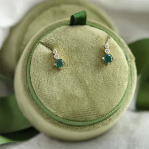 Pár zlatých náušnic s mechovými acháty a diamanty na podušce