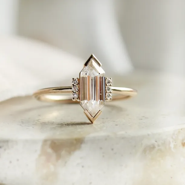 Luxusní zásnubní prsten s hexagon moissanitem a diamanty CAROL
