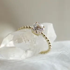 Detailní šikmý pohled na prsten LESLIE s kulatým moissanitem