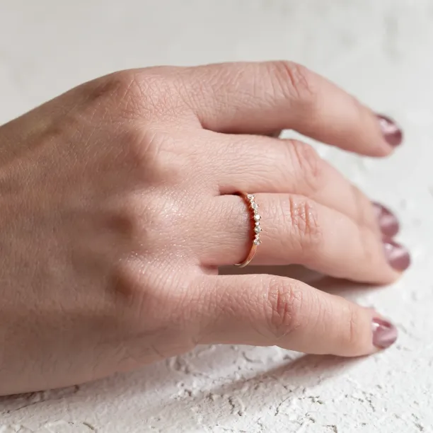 Detail minimalistického diamantového prstenu DIADEM na ruce