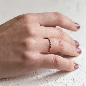 Detail minimalistického diamantového prstenu DIADEM na ruce