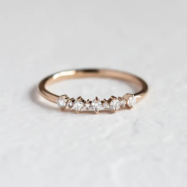 Detail minimalistického prstenu s diamanty DIADEM v růžovém zlatě