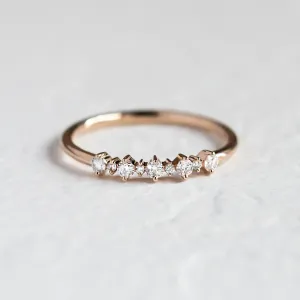 Detail minimalistického prstenu s diamanty DIADEM v růžovém zlatě