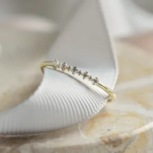 Šikmý pohled na diamantový prsten DIADEM s řadou diamantů