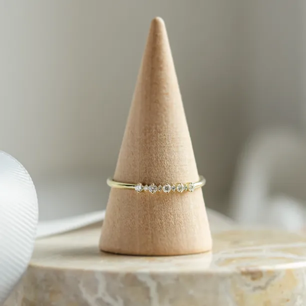 Minimalistický diamantový prsten DIADEM v šikmém pohledu