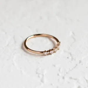 Minimalistický prsten s diamanty DIADEM v šikmém celkovém pohledu