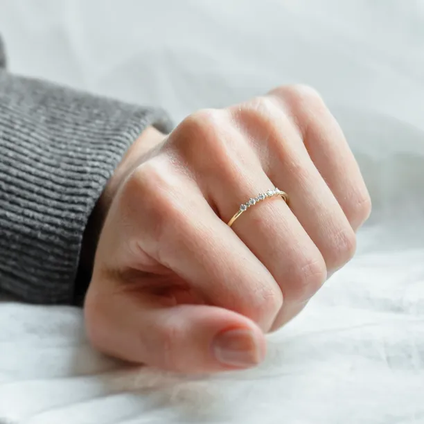 Minimalistický prsten s diamanty DIADEM na ruce