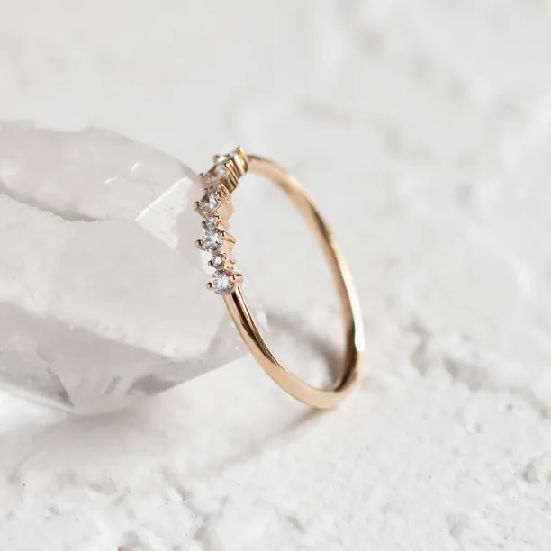 Šikmý pohled na prsten DIADEM s jemnou obroučkou a diamanty
