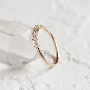 Šikmý pohled na prsten DIADEM s jemnou obroučkou a diamanty