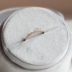 Minimalistický prsten s diamanty DIADEM v šikmém pohledu