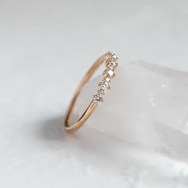 Detailní šikmý pohled na diamantové osazení prstenu DIADEM