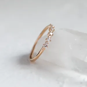 Detailní šikmý pohled na diamantové osazení prstenu DIADEM