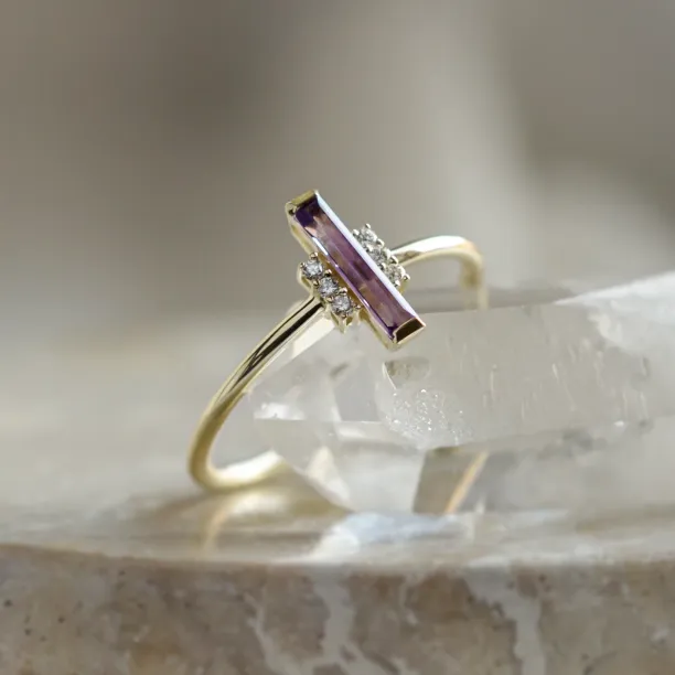 Originální prsten s baguette ametystem a bočními diamanty NAIMA Image