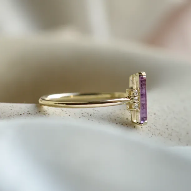 Originální prsten s baguette ametystem a bočními diamanty NAIMA Image