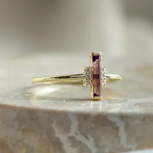 Originální prsten s baguette ametystem a bočními diamanty NAIMA Thumbnail