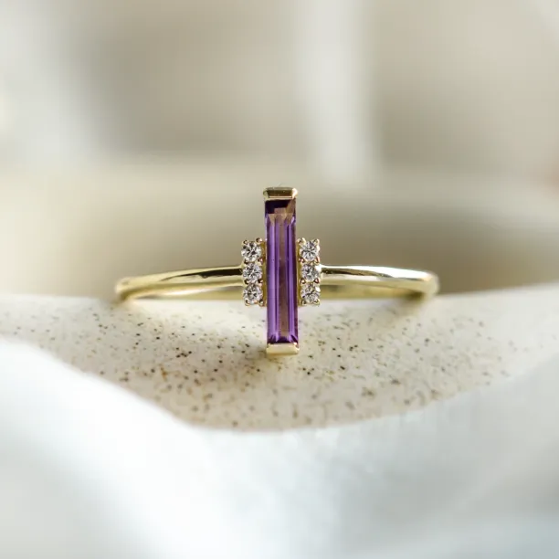 Originální prsten s baguette ametystem a bočními diamanty NAIMA Image