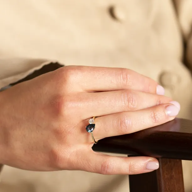 Side view of the COUPLE engagement ring worn on the hand