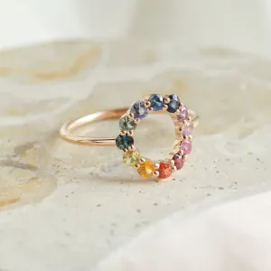 Šikmý detail prstenu RAINBOW s barevnými safíry