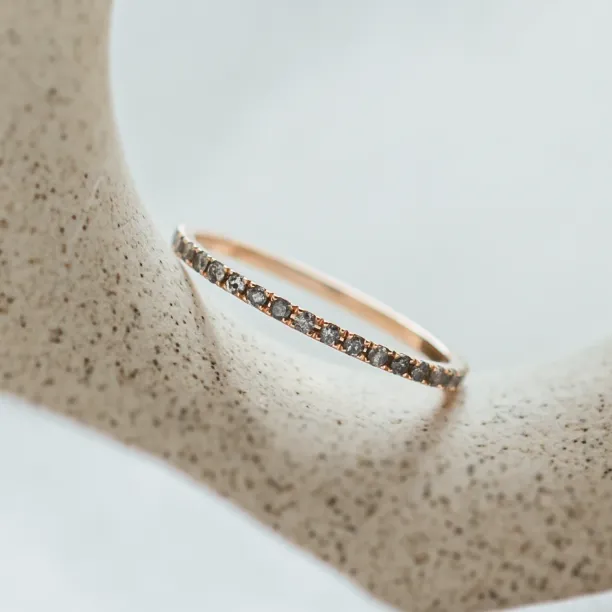 Zlatý eternity prsten se salt and pepper diamanty DOROTHY Image