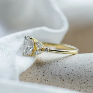 Detailní boční pohled na zlatý vintage prsten s moissanity GEMMA