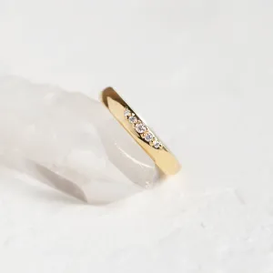 Detailní šikmý pohled na prsten NICO ze žlutého zlata s pěti diamanty