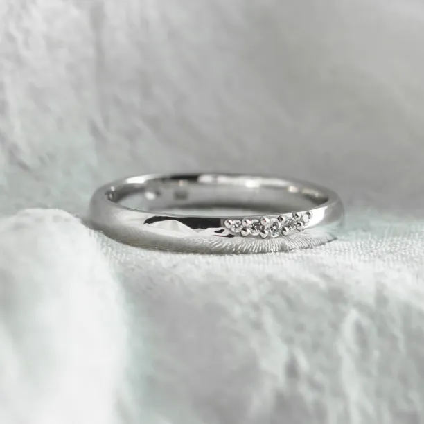 Detailní záběr zlatého prstenu s pěticí diamantů