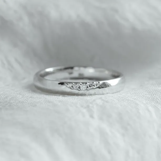 Detailní záběr na prsten NICO z bílého zlata s pěticí diamantů