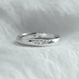 Detailní záběr na prsten NICO z bílého zlata s pěticí diamantů