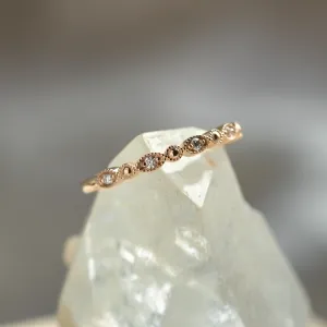 Elegantní prsten s diamanty v half eternity provedení a vintage stylu CHRISTINA Thumbnail
