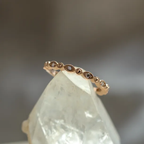 Elegantní prsten s diamanty v half eternity provedení a vintage stylu CHRISTINA Image