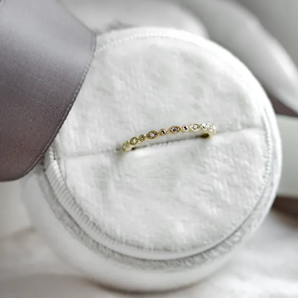 Elegantní prsten s diamanty v half eternity provedení a vintage stylu CHRISTINA Image