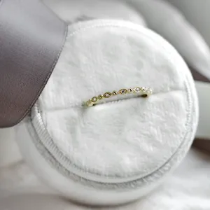 Elegantní prsten s diamanty v half eternity provedení a vintage stylu CHRISTINA Thumbnail