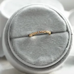 Elegantní prsten s diamanty v half eternity provedení a vintage stylu CHRISTINA Thumbnail