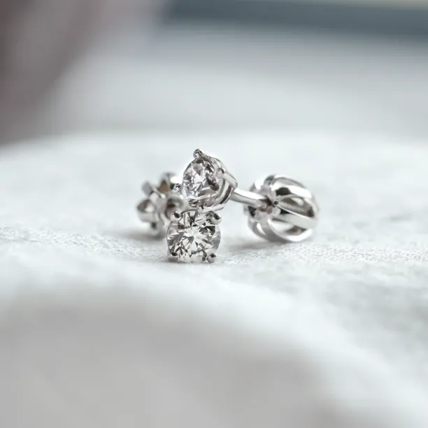 Šikmý detail zlatých náušnic s diamanty ESTELLE a šroubkových zapínání