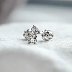 Šikmý detail zlatých náušnic s diamanty ESTELLE a šroubkových zapínání