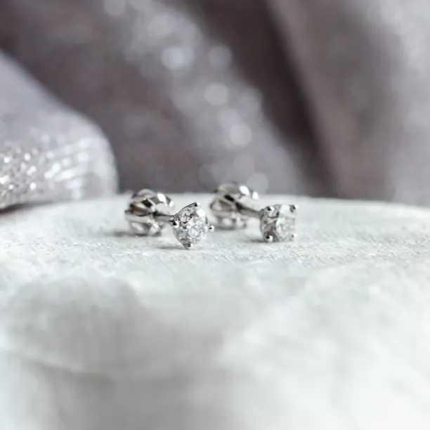 Šikmý pohled na zlaté náušnice s diamanty ESTELLE a jejich osazení