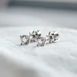 Detailní pohled na zlaté náušnice s diamanty ESTELLE s viditelnými šroubky