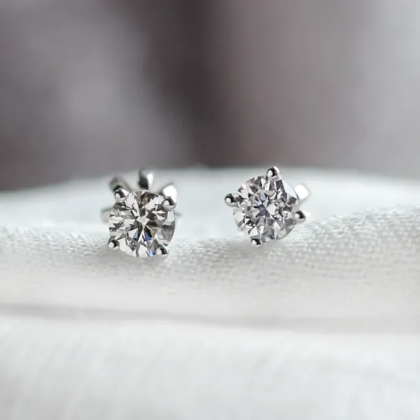 Klasické zlaté náušnice s diamanty ESTELLE, pár v detailu