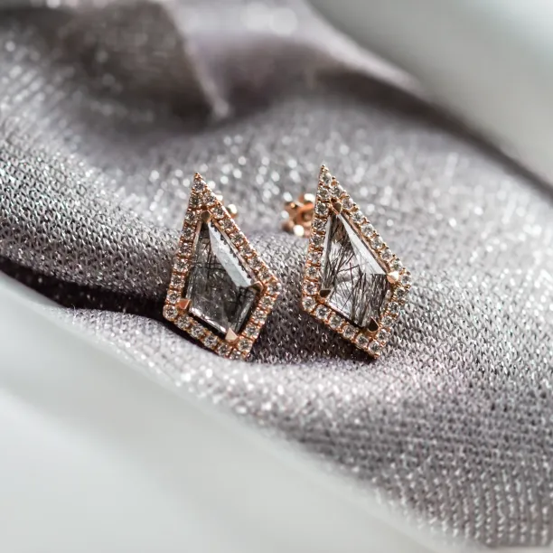 Šikmý detail náušnic ALEXIS s rutilovými křišťály a bočními diamanty